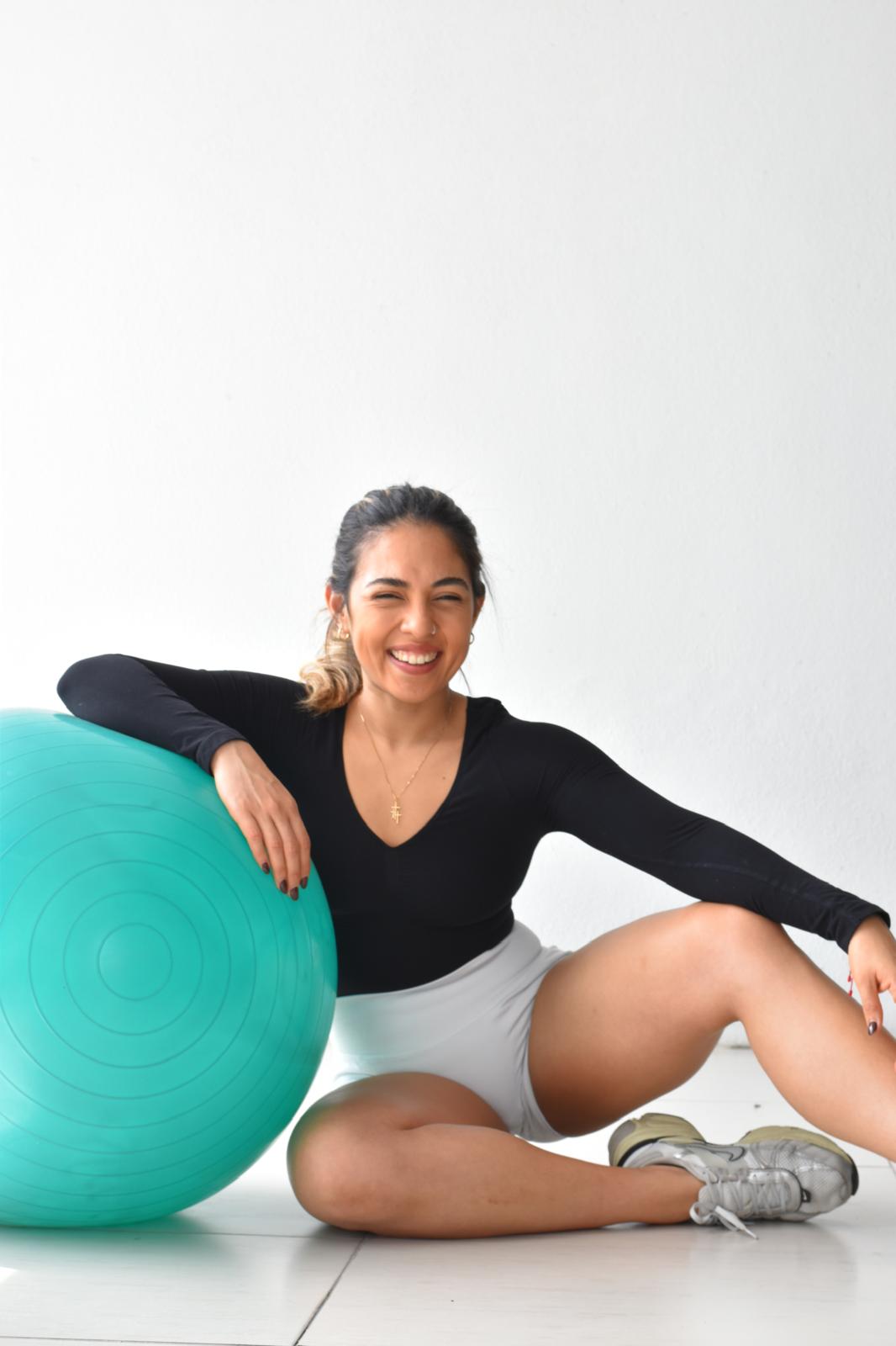 Arianna León, entrenadora personal, junto a un balón de estabilidad