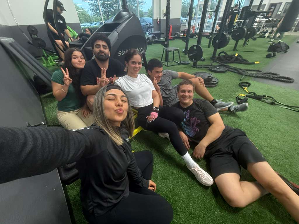 Sesión grupal en el gimnasio con clientes de AriFlexness